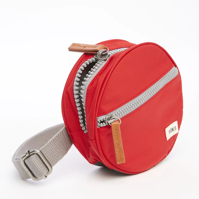 ROKA Paddington D Cranberry Extra Small Tasche aus recyceltem Nylon