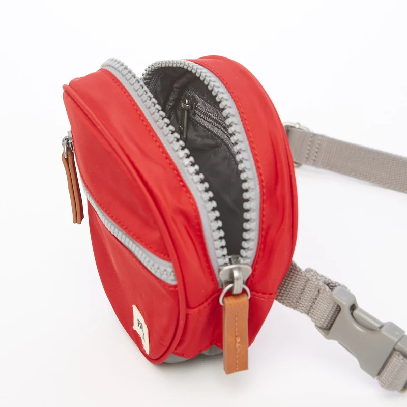 ROKA Paddington D Cranberry Extra Small Tasche aus recyceltem Nylon