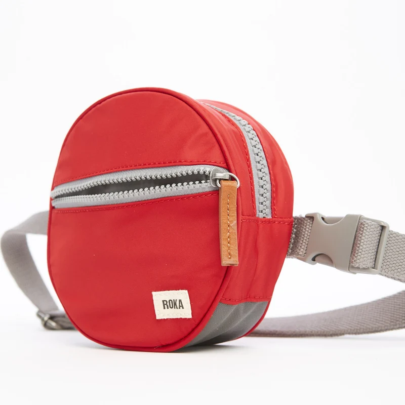 ROKA Paddington D Cranberry Extra Small Tasche aus recyceltem Nylon
