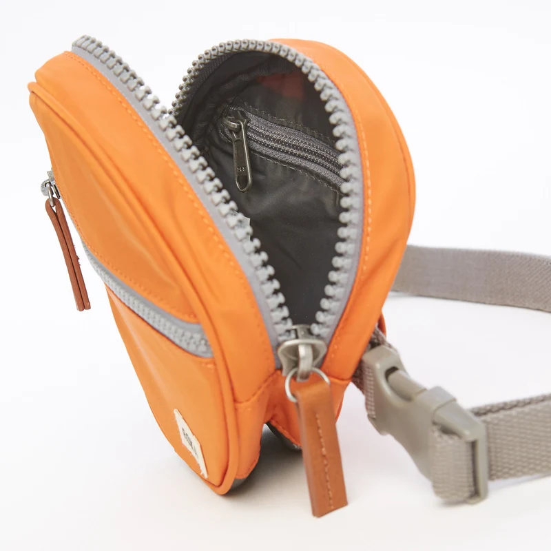 ROKA Paddington D Extra kleine Tasche aus recyceltem Nylon, Farbe: Burnt Orange