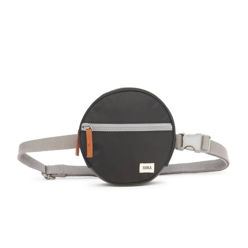 ROKA Paddington D Schwarze extra kleine Tasche aus recyceltem Nylon