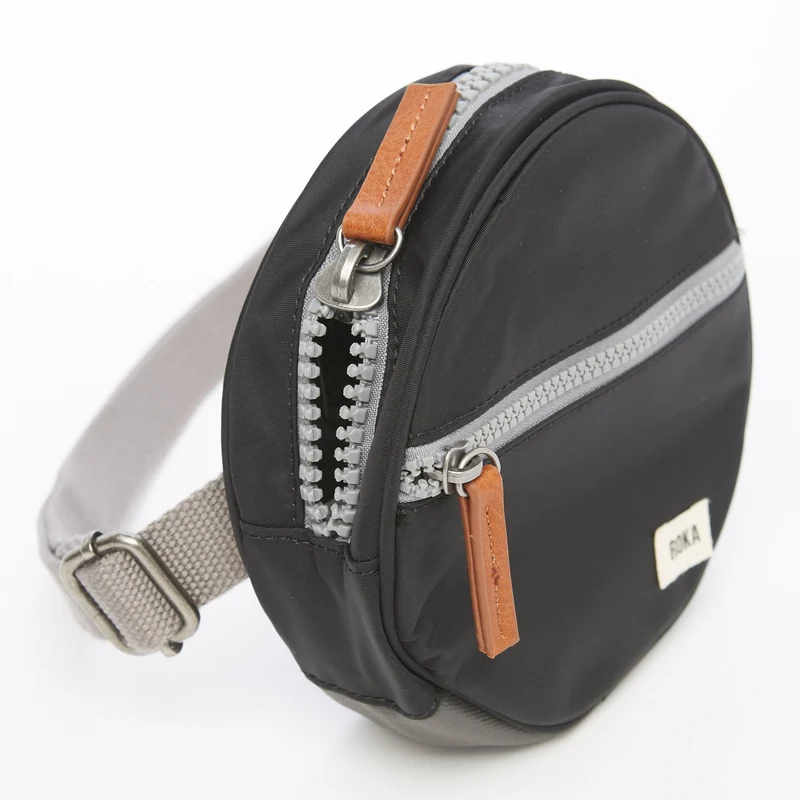 ROKA Paddington D Schwarze extra kleine Tasche aus recyceltem Nylon