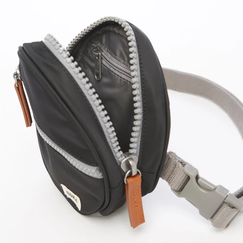 ROKA Paddington D Schwarze extra kleine Tasche aus recyceltem Nylon