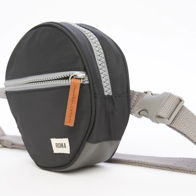 ROKA Paddington D Schwarze extra kleine Tasche aus recyceltem Nylon