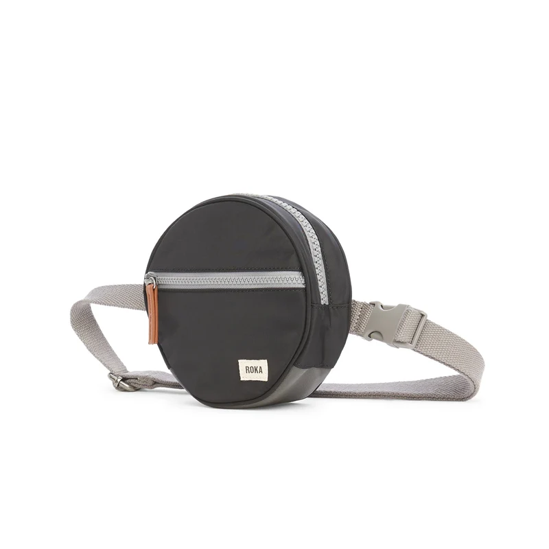 ROKA Paddington D Schwarze extra kleine Tasche aus recyceltem Nylon