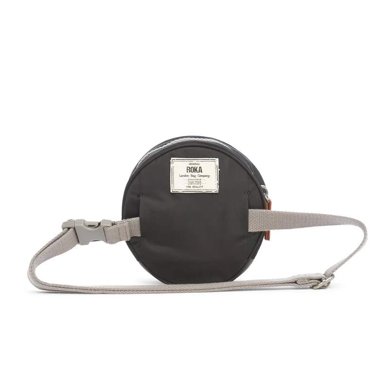ROKA Paddington D Schwarze extra kleine Tasche aus recyceltem Nylon