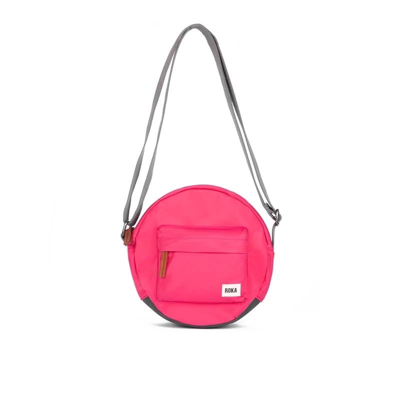 ROKA Paddington B Himbeerfarbene kleine Tasche aus recyceltem Nylon