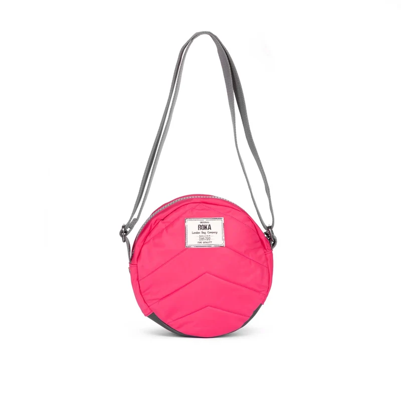 ROKA Paddington B Himbeerfarbene kleine Tasche aus recyceltem Nylon