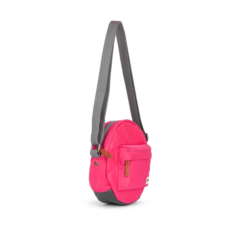 ROKA Paddington B Himbeerfarbene kleine Tasche aus recyceltem Nylon