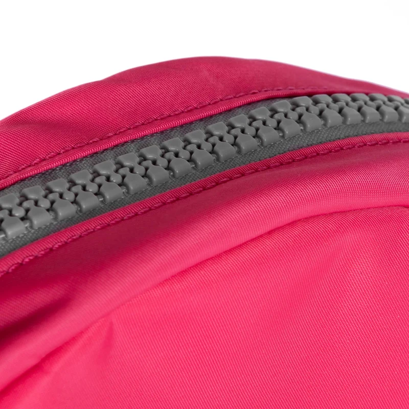 ROKA Paddington B Himbeerfarbene kleine Tasche aus recyceltem Nylon