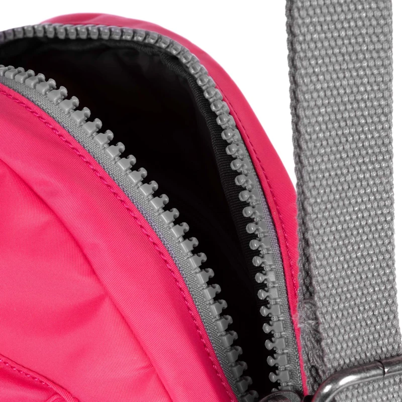 ROKA Paddington B Himbeerfarbene kleine Tasche aus recyceltem Nylon