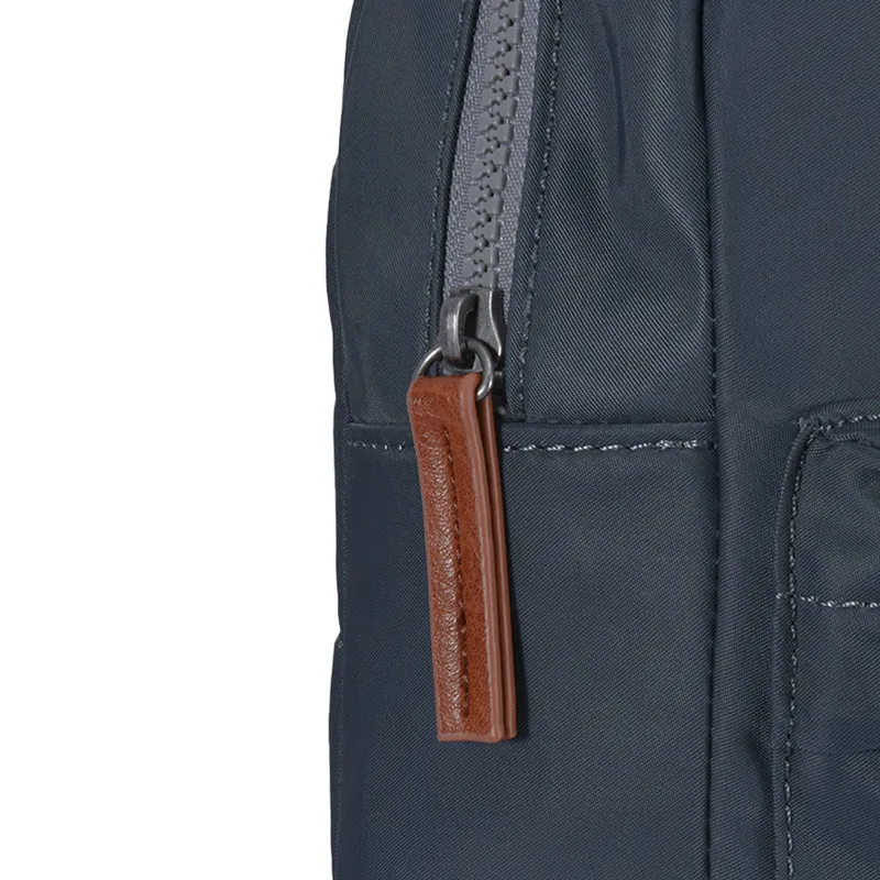 ROKA Willesden B Große recycelte Nylontasche - Rauch