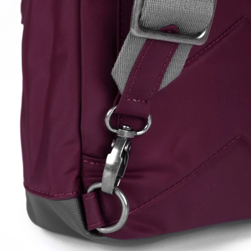 ROKA Willesden Große Tasche aus recyceltem Nylon – Pflaume