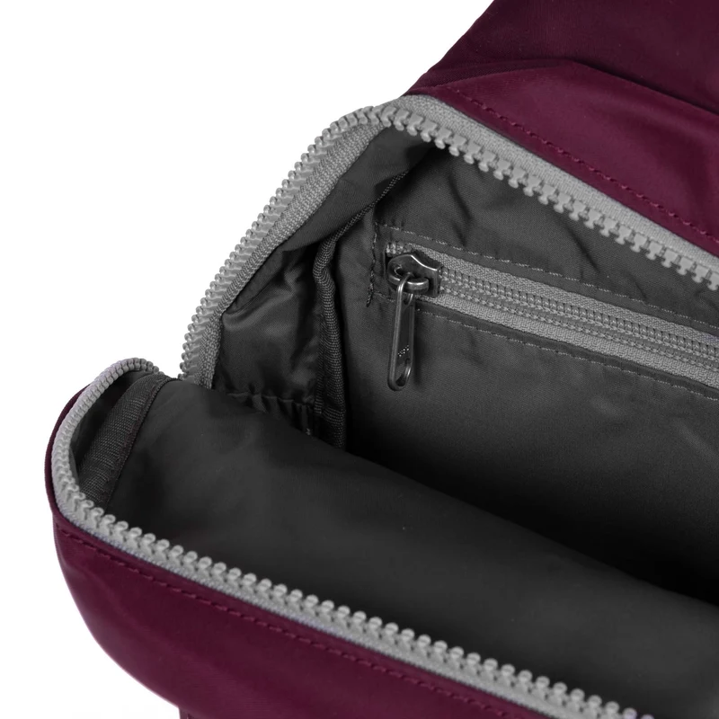 ROKA Willesden Große Tasche aus recyceltem Nylon – Pflaume