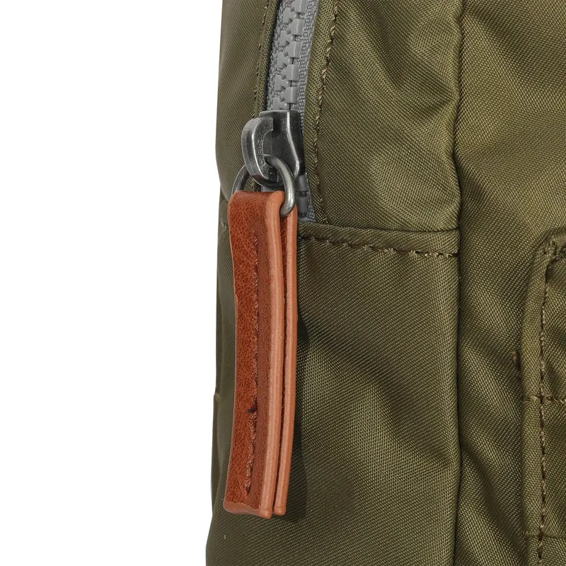 ROKA Willesden B Große Tasche aus recyceltem Nylon - Militär