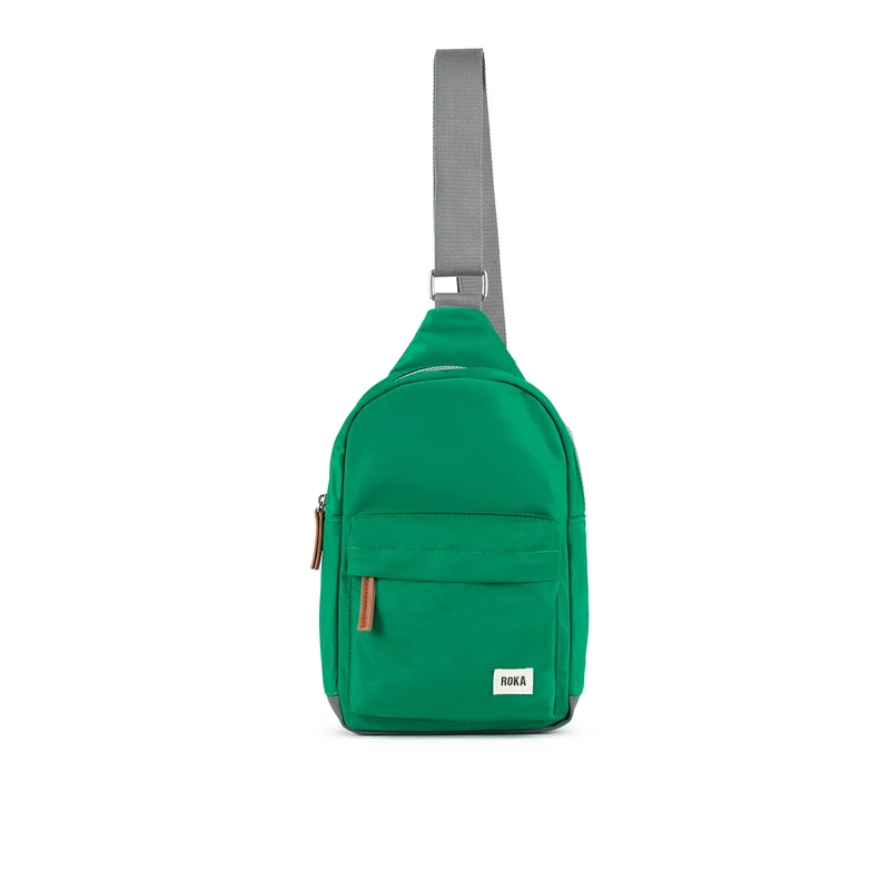 ROKA Willesden Große Tasche aus recyceltem Nylon – Smaragdgrün