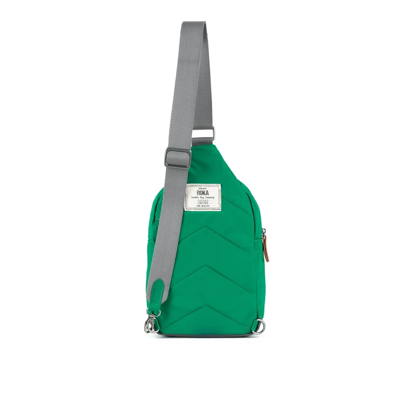ROKA Willesden Große Tasche aus recyceltem Nylon – Smaragdgrün