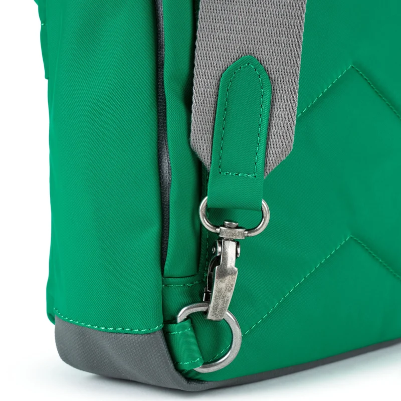 ROKA Willesden Große Tasche aus recyceltem Nylon – Smaragdgrün