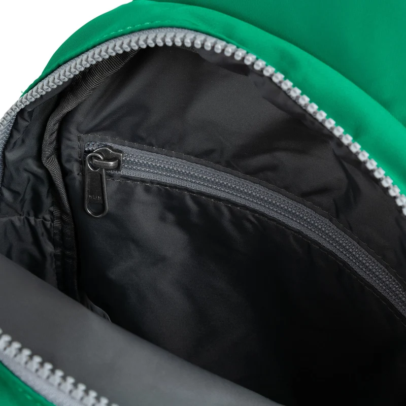 ROKA Willesden Große Tasche aus recyceltem Nylon – Smaragdgrün