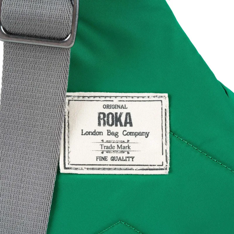 ROKA Willesden Große Tasche aus recyceltem Nylon – Smaragdgrün