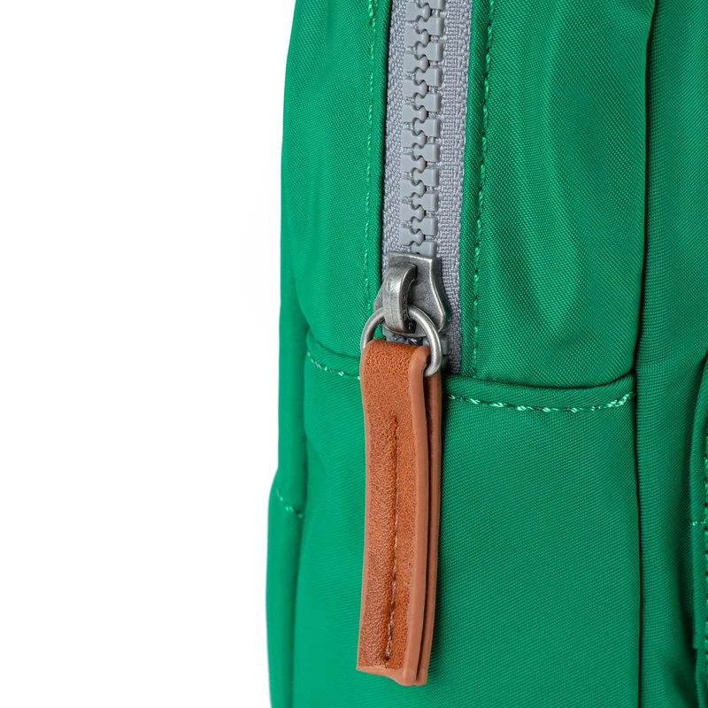 ROKA Willesden Große Tasche aus recyceltem Nylon – Smaragdgrün