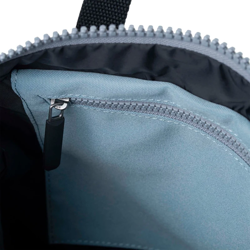 ROKA Black Label Canfield B London Fog Kleine Tasche aus recyceltem Canvas
