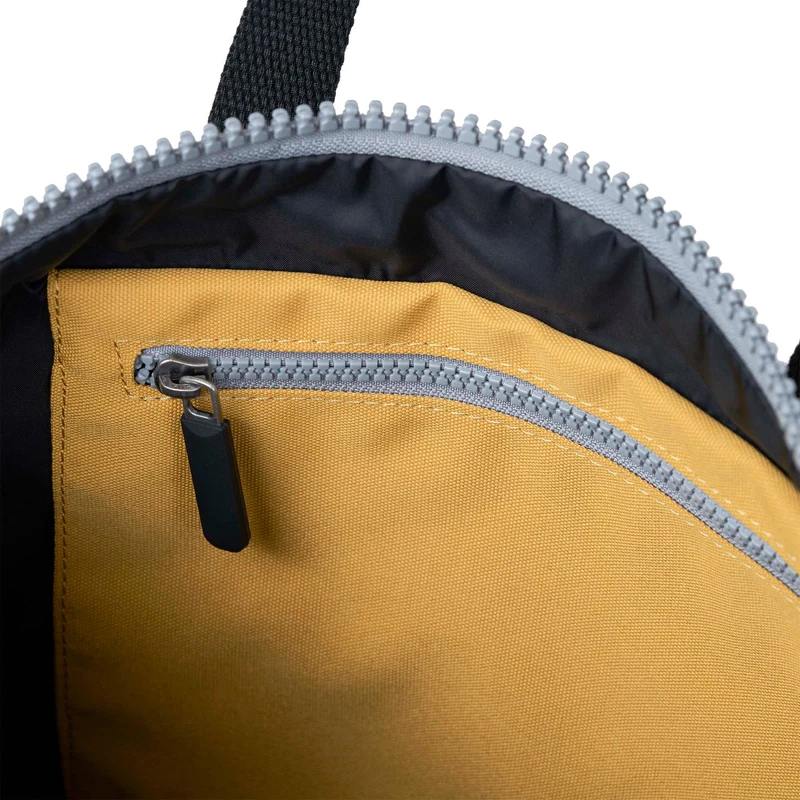 ROKA Black Label Canfield B Flax Kleine Tasche aus recyceltem Canvas