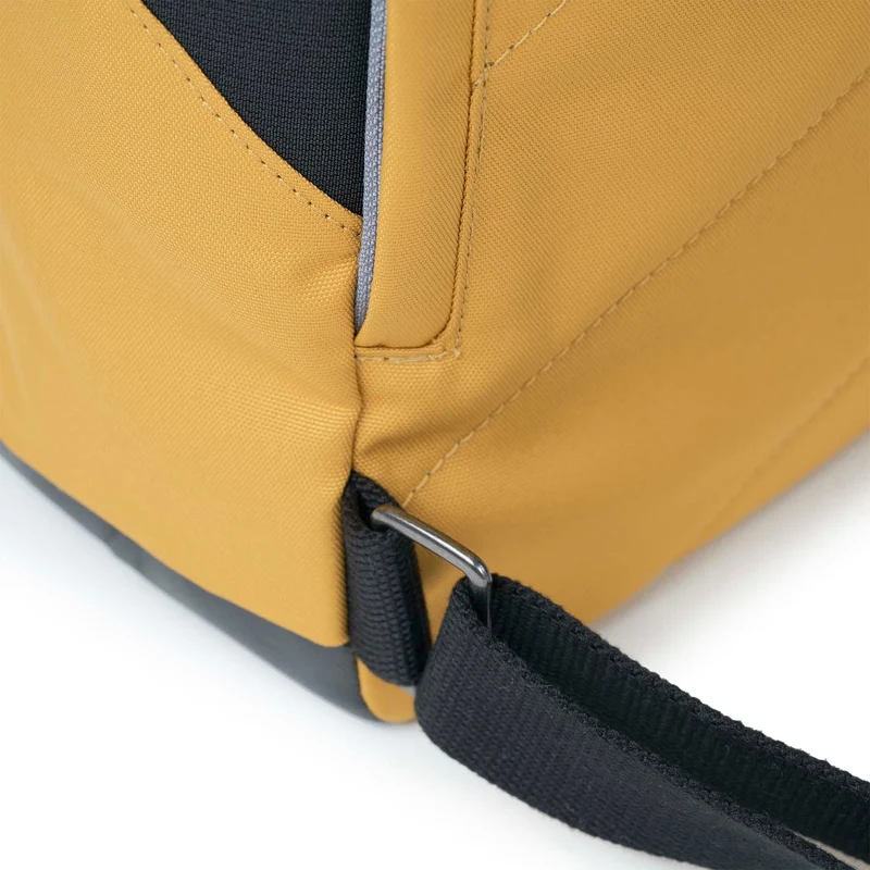 ROKA Black Label Canfield B Flax Kleine Tasche aus recyceltem Canvas