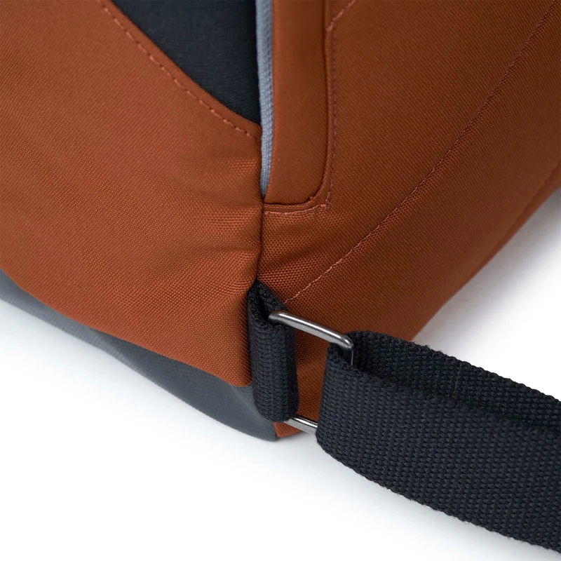ROKA Black Label Canfield B Bran Kleine Tasche aus recyceltem Canvas