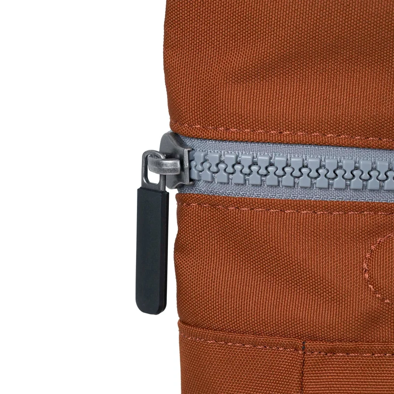 ROKA Black Label Canfield B Bran Kleine Tasche aus recyceltem Canvas