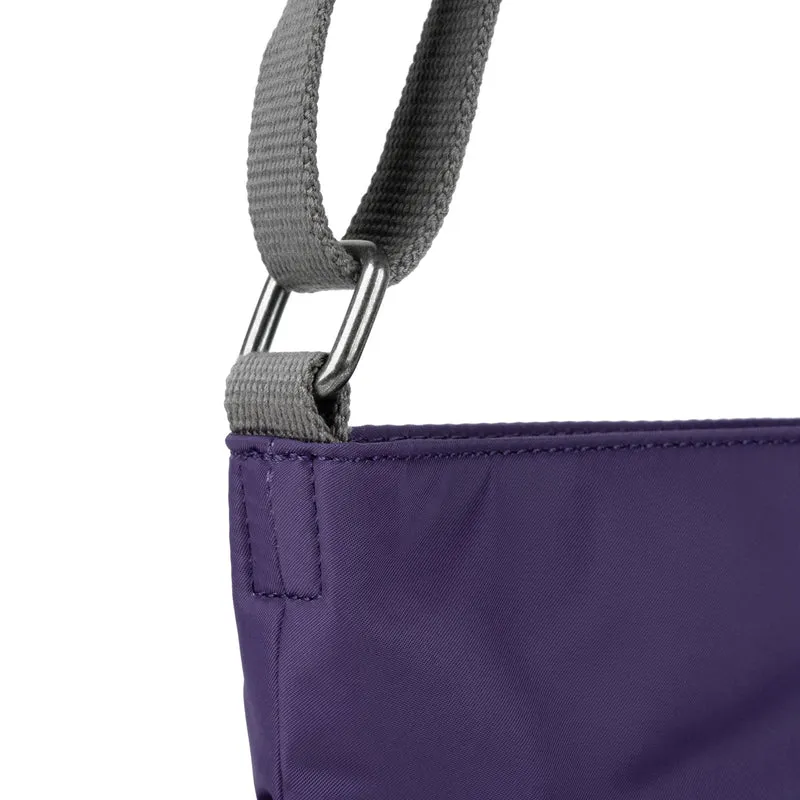 ROKA Kennington B Mulberry Medium Tasche aus recyceltem Nylon