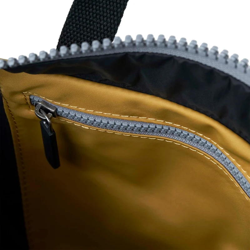ROKA Black Label Canfield B Flax Medium Tasche aus recyceltem Canvas