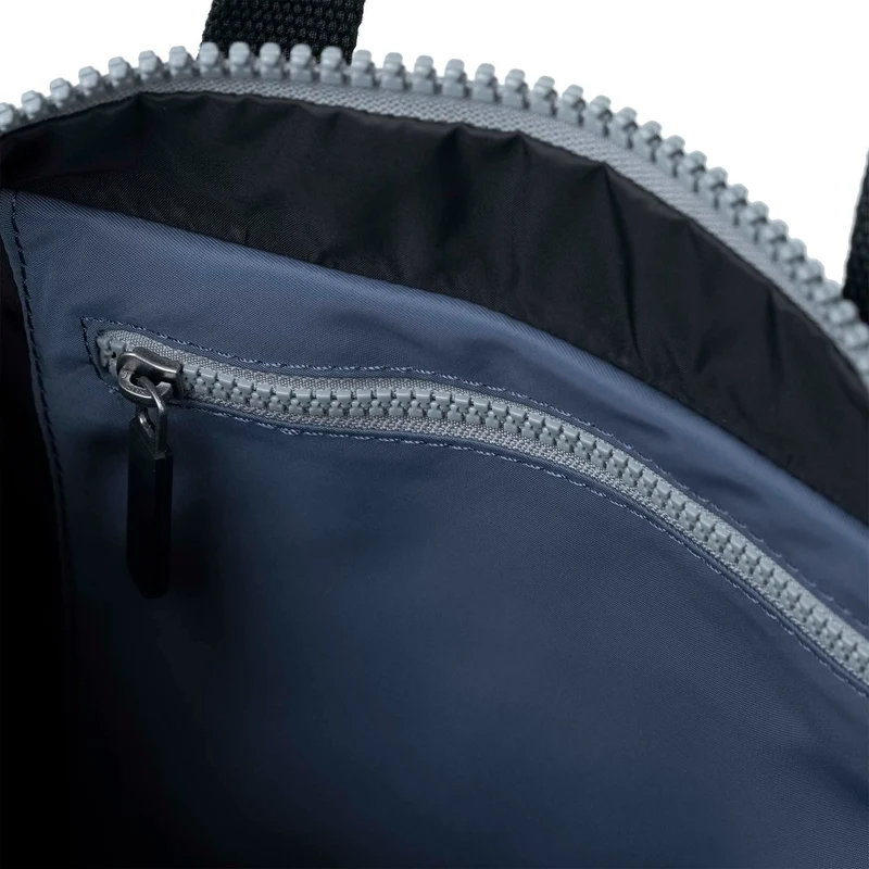 ROKA Black Label Canfield B Mittelgroße Tasche aus recyceltem Nylon, Farbe: Burnt Blue