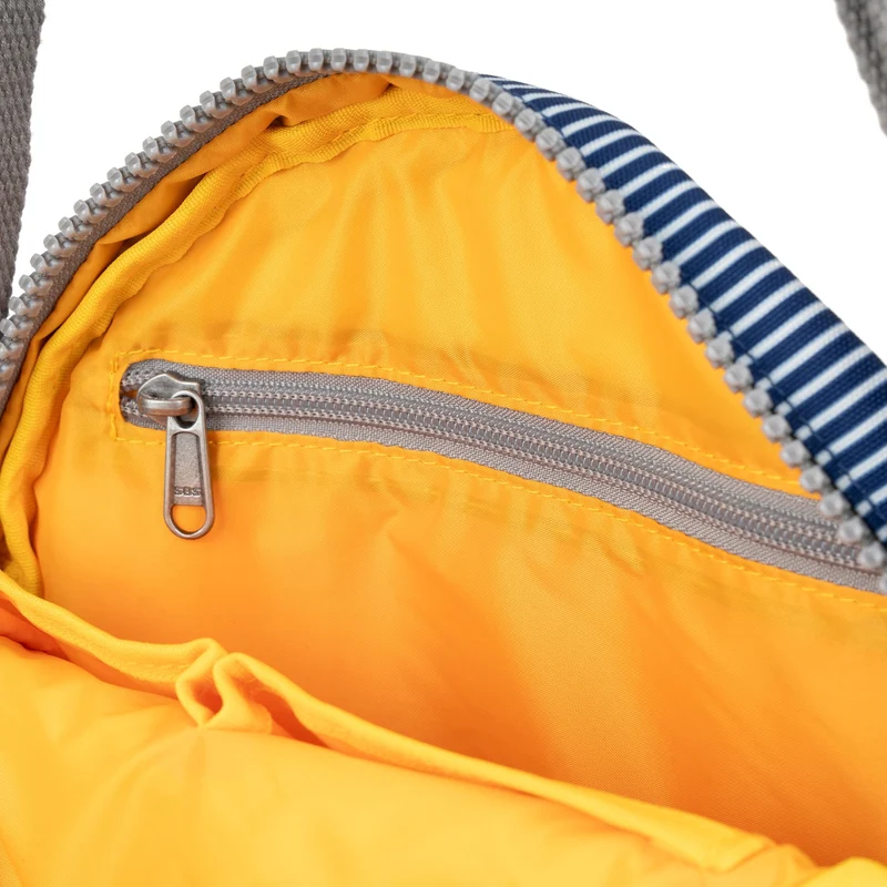 ROKA Paddington B Hickory Kleine Tasche aus recyceltem Canvas