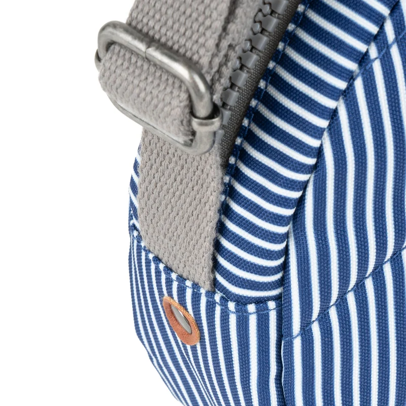 ROKA Paddington B Hickory Kleine Tasche aus recyceltem Canvas