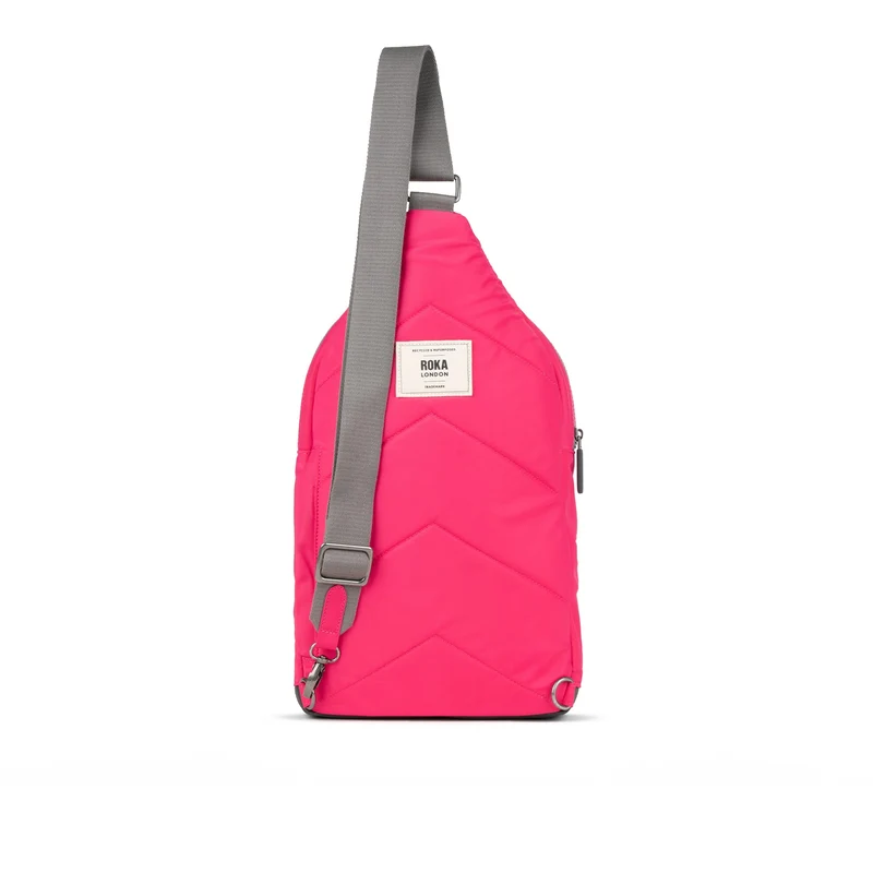 ROKA Willesden B XL Tasche aus recyceltem Nylon – Sparkling Cosmo