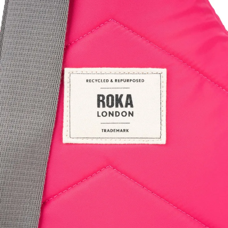 ROKA Willesden B XL Tasche aus recyceltem Nylon – Sparkling Cosmo