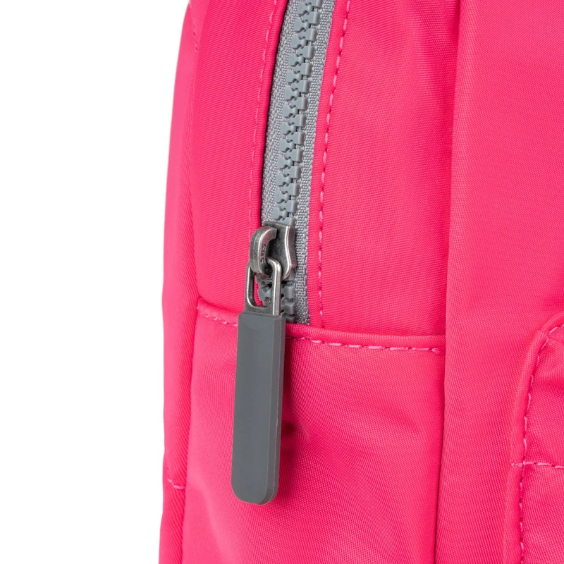 ROKA Willesden B XL Tasche aus recyceltem Nylon – Sparkling Cosmo