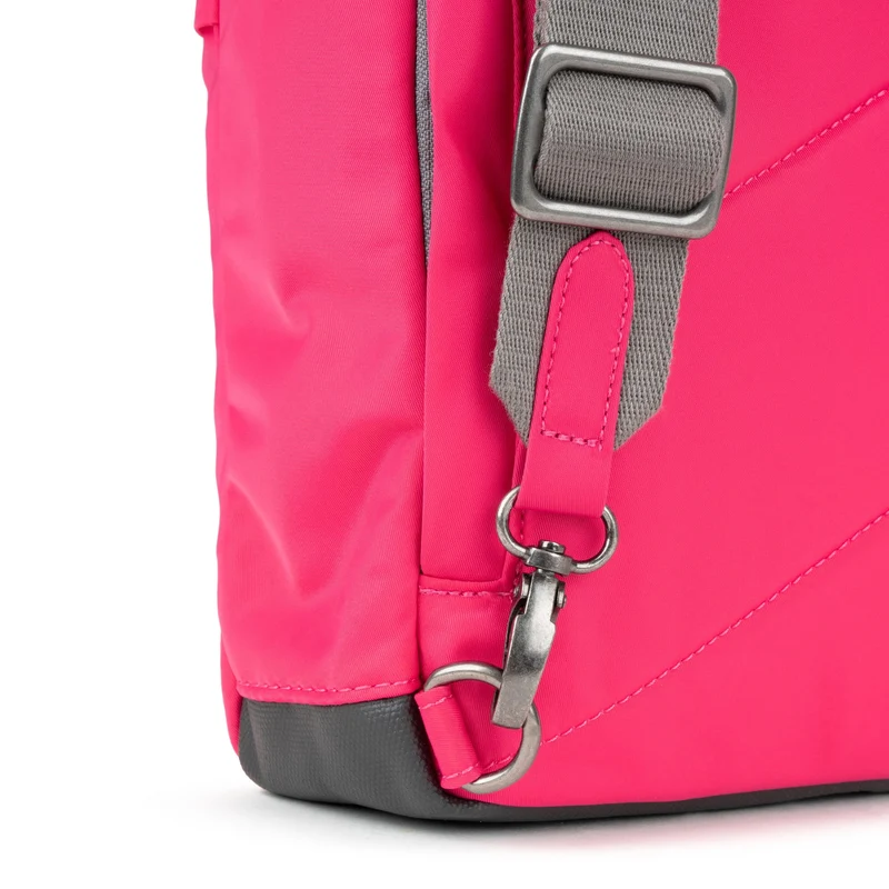 ROKA Willesden B XL Tasche aus recyceltem Nylon – Sparkling Cosmo