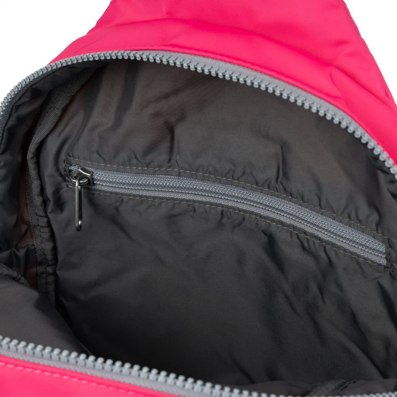 ROKA Willesden B XL Tasche aus recyceltem Nylon – Sparkling Cosmo