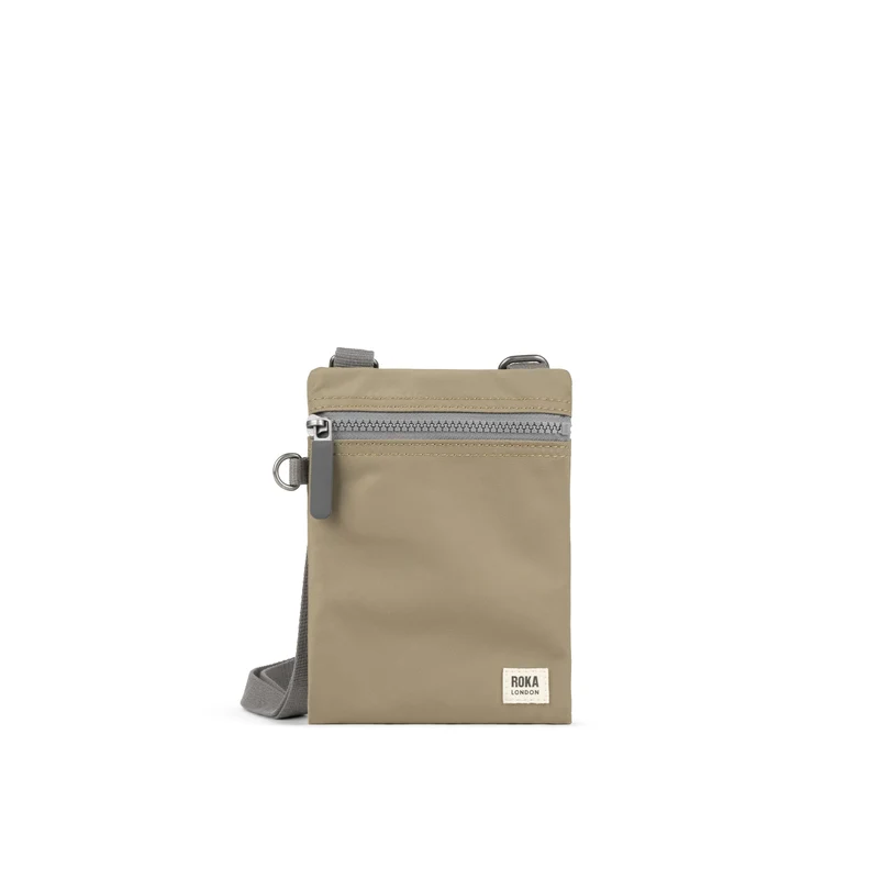 ROKA Chelsea Taupefarbene Tasche aus recyceltem Nylon