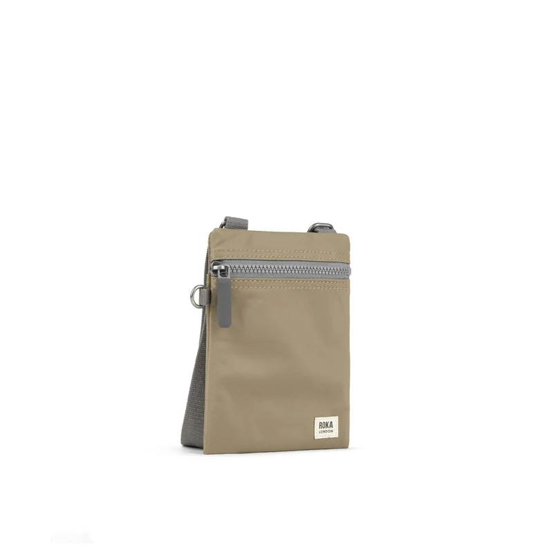 ROKA Chelsea Taupefarbene Tasche aus recyceltem Nylon