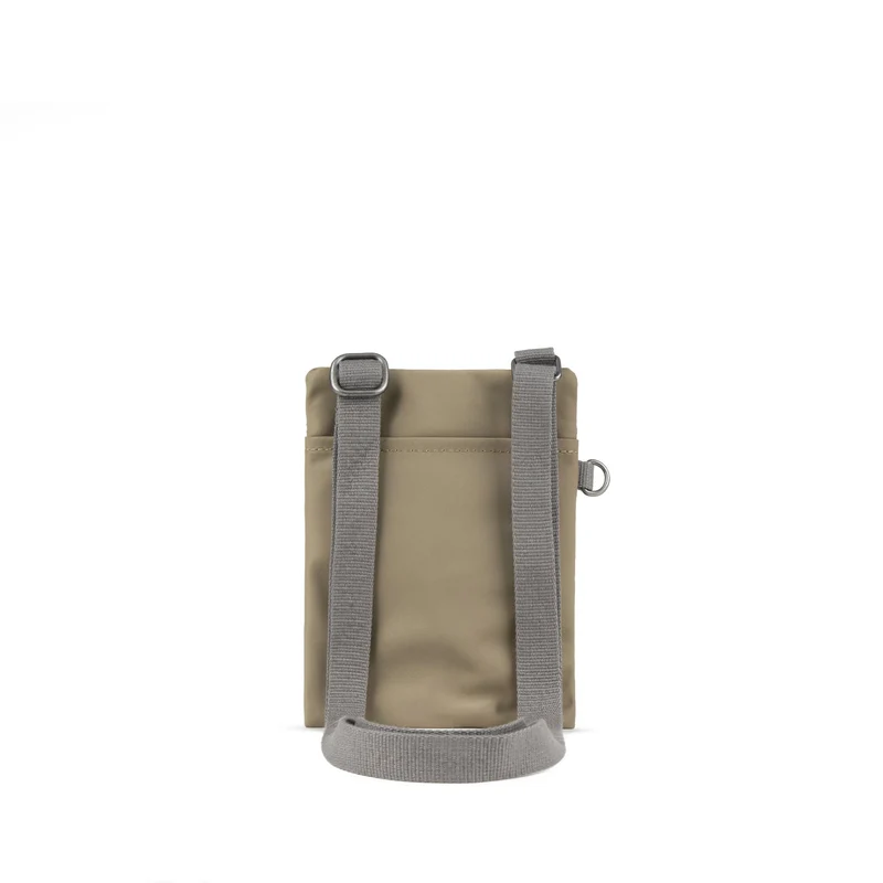 ROKA Chelsea Taupefarbene Tasche aus recyceltem Nylon