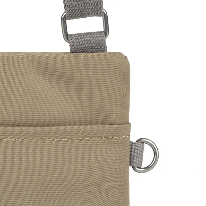 ROKA Chelsea Taupefarbene Tasche aus recyceltem Nylon