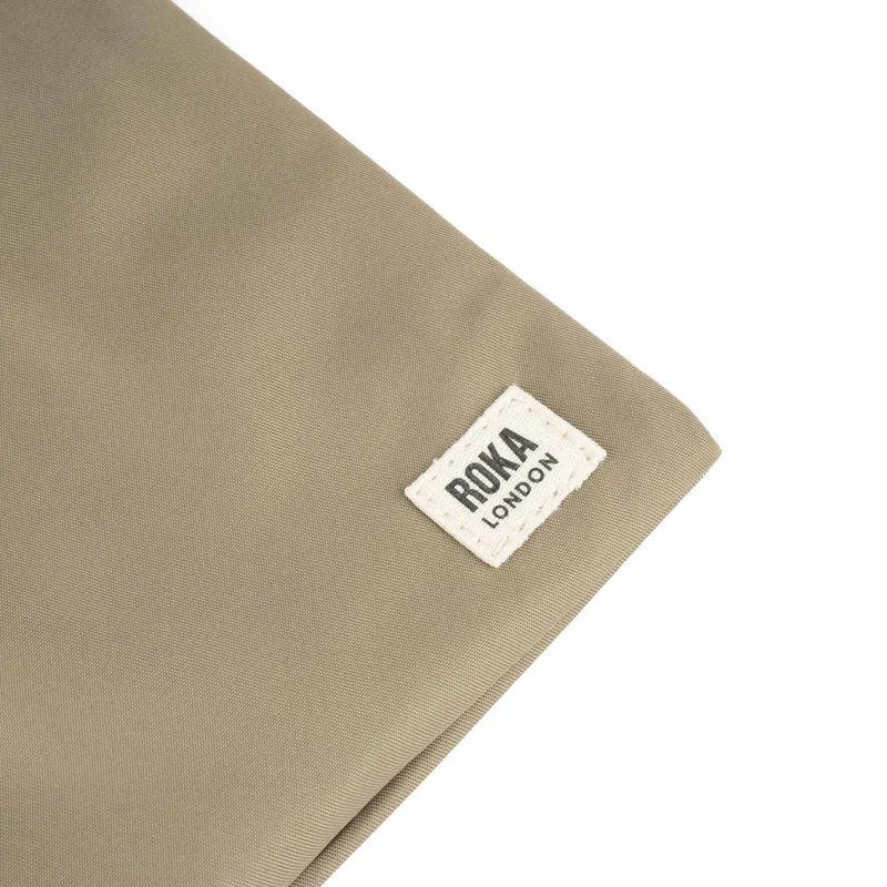 ROKA Chelsea Taupefarbene Tasche aus recyceltem Nylon