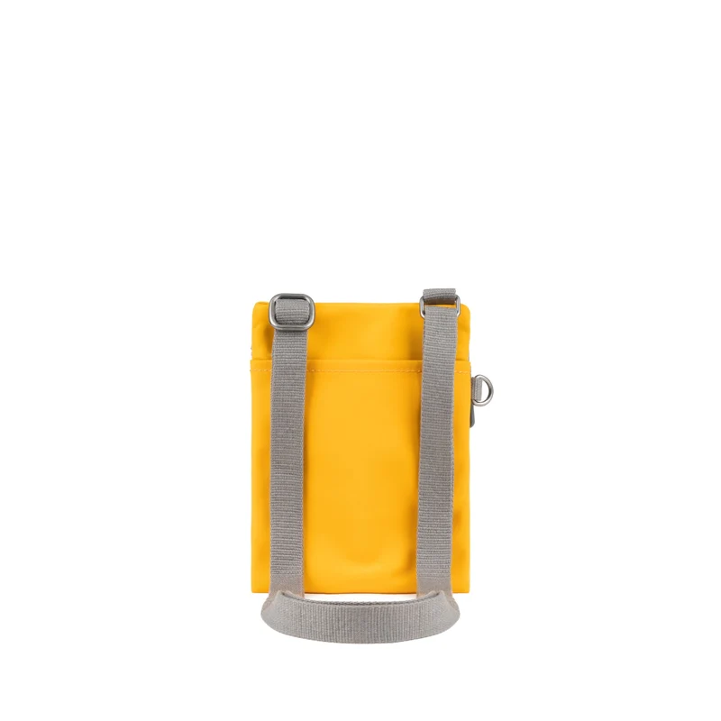 ROKA Chelsea Safranfarbene Tasche aus recyceltem Nylon