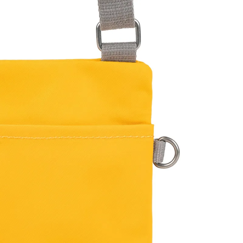 ROKA Chelsea Safranfarbene Tasche aus recyceltem Nylon
