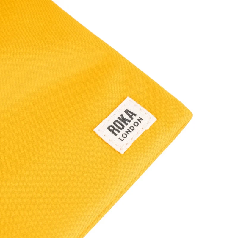 ROKA Chelsea Safranfarbene Tasche aus recyceltem Nylon