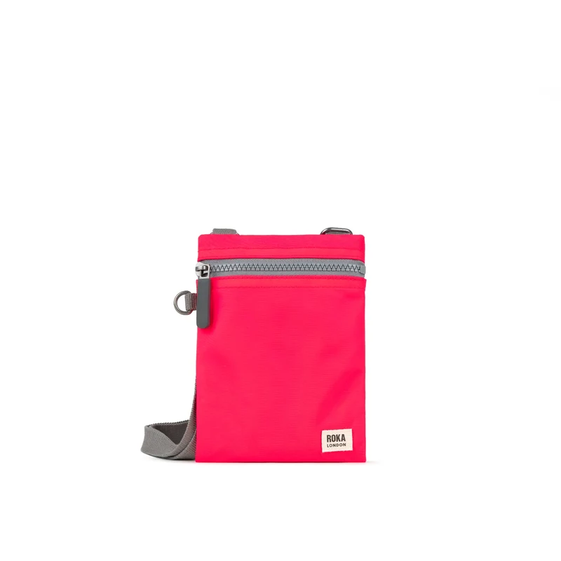 ROKA Chelsea Himbeerfarbene Tasche aus recyceltem Nylon