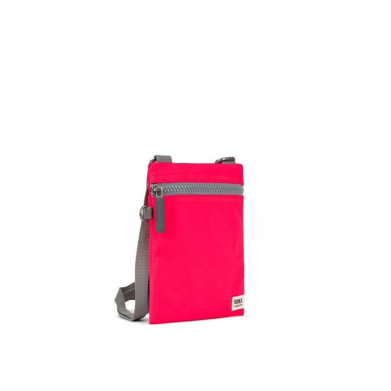 ROKA Chelsea Himbeerfarbene Tasche aus recyceltem Nylon